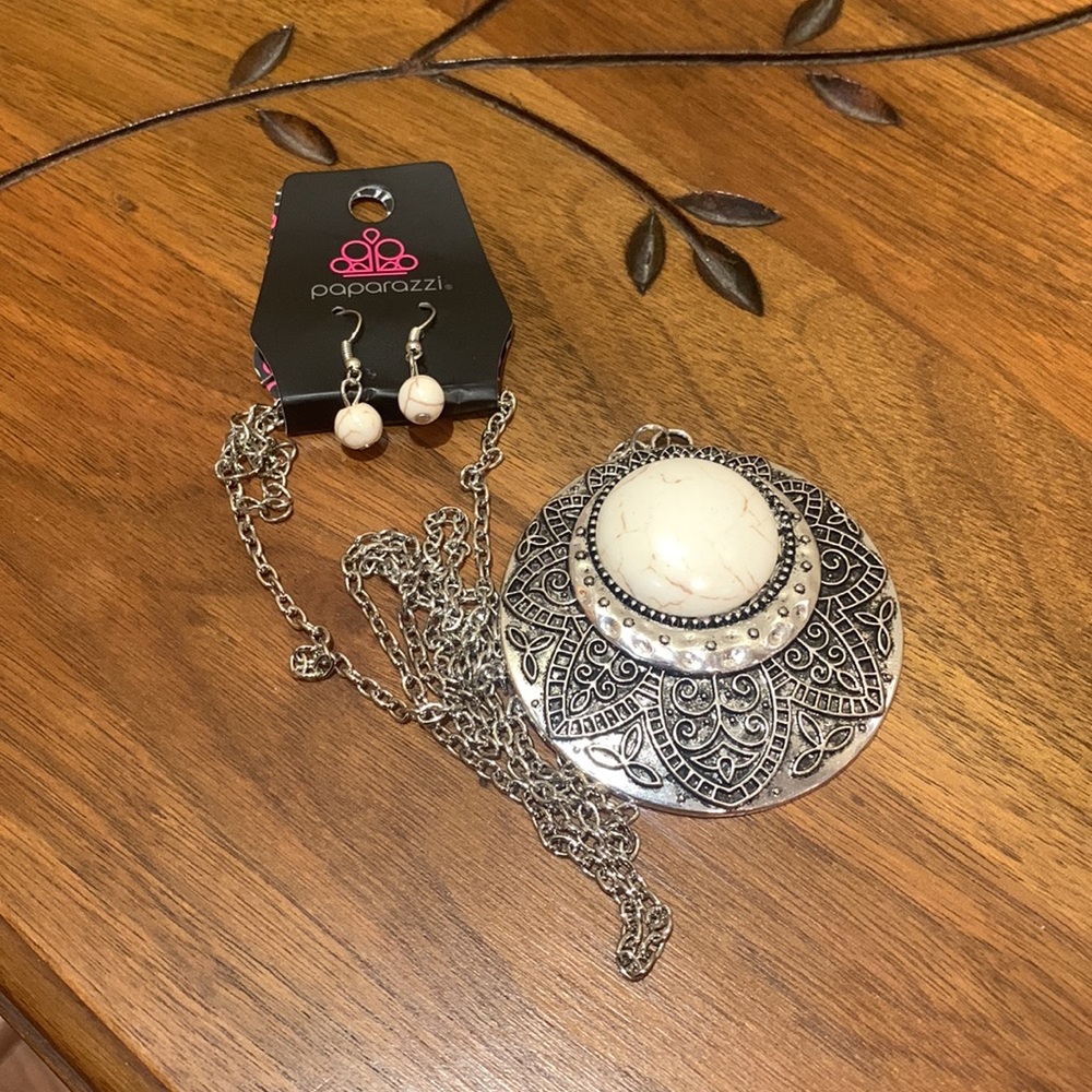 3/$8 💍 paparazzi cream earring and necklace set